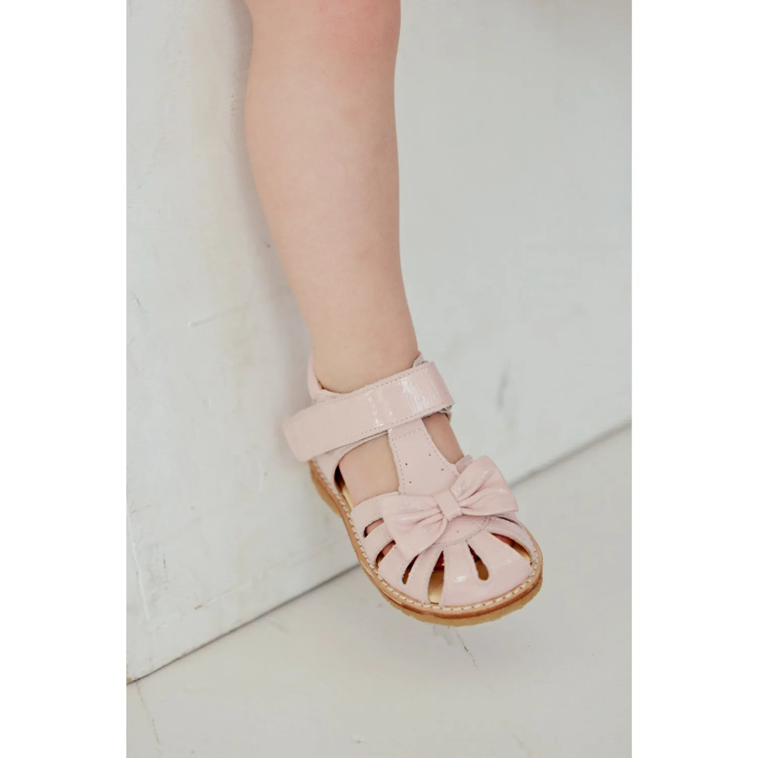 Angulus Rosebud Beginner Sandal Med Bow Og Velcro Fastening