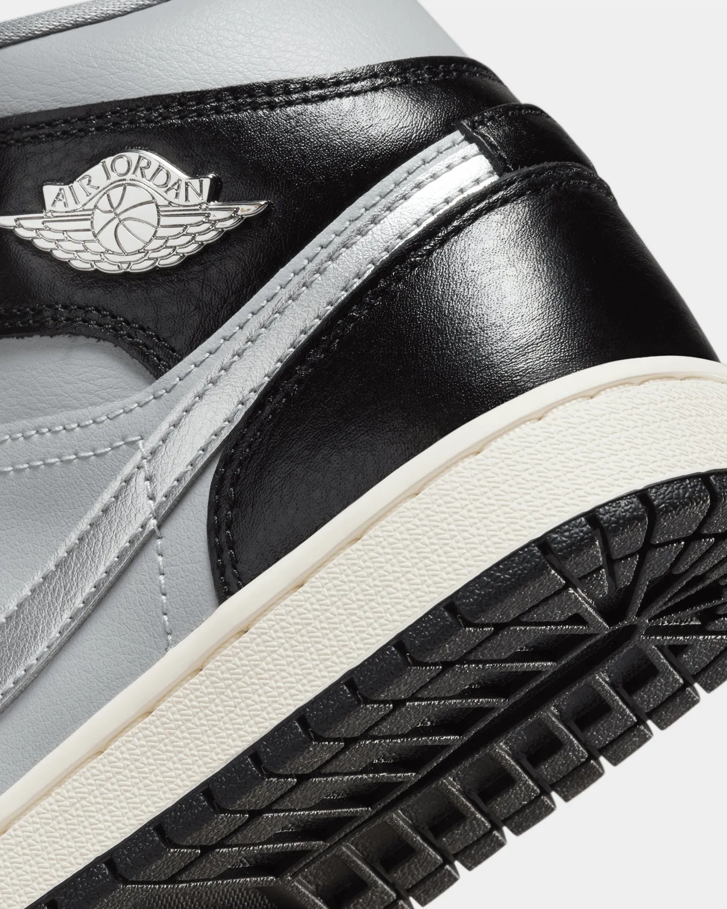 Jordan Women's Air Jordan 1 Mid SE Black/Metallic